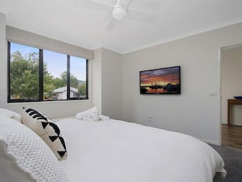 Alpine Knights Stylish Luxury - Goulburn Accommodation 3