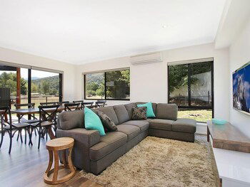 Alpine Knights Stylish Luxury - Goulburn Accommodation 1
