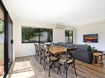Alpine Knights Stylish Luxury - Goulburn Accommodation 2