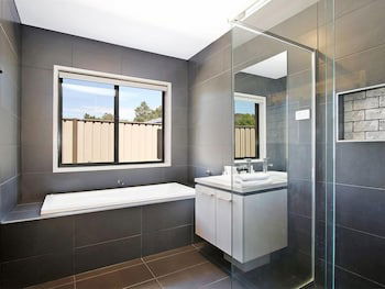 Alpine Knights Stylish Luxury - Goulburn Accommodation 6