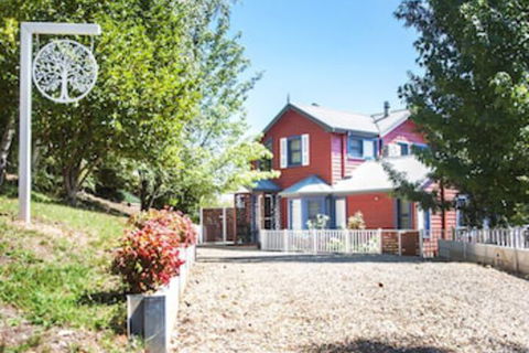 Artee House - A Bright Escape - Goulburn Accommodation 1