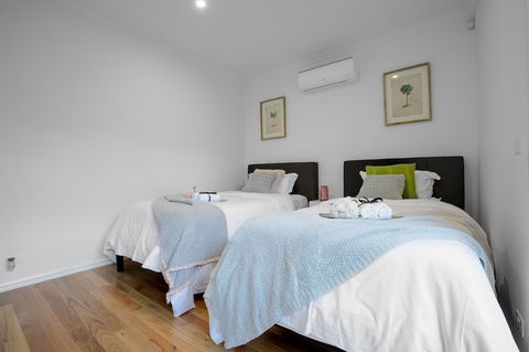 AUJOY 3 Bed Townhouse Burwood 1 - Goulburn Accommodation 6