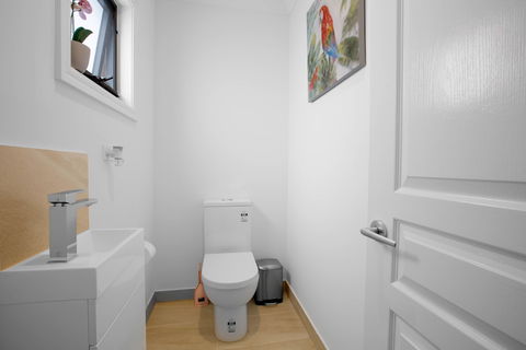 AUJOY 3 Bed Townhouse Burwood 1 - Goulburn Accommodation 4