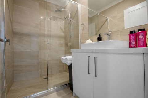 AUJOY 3 Bed Townhouse Burwood 1 - Goulburn Accommodation 2