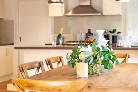 AUJOY 4 Bed Townhouse Glen Waverley - Goulburn Accommodation 4