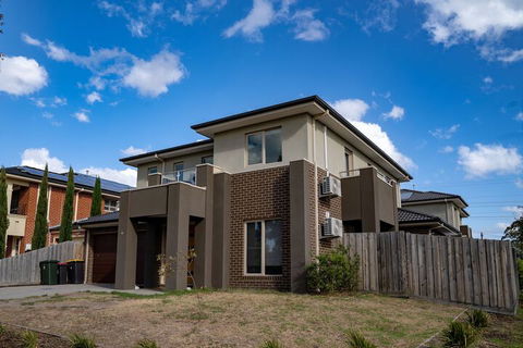 AUJOY 4 Bed Townhouse Glen Waverley - Goulburn Accommodation 1