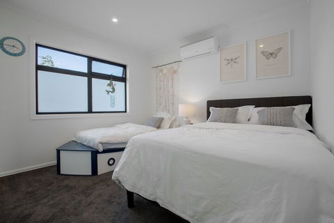 AUJOY 4 Bed Townhouse Burwood 2 - Goulburn Accommodation 4