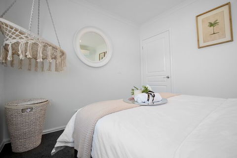 AUJOY 4 Bed Townhouse Burwood 2 - Goulburn Accommodation 5