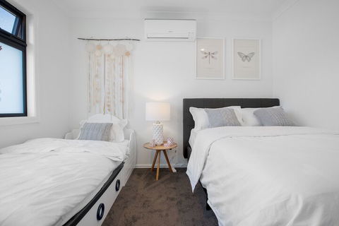 AUJOY 4 Bed Townhouse Burwood 2 - Goulburn Accommodation 6