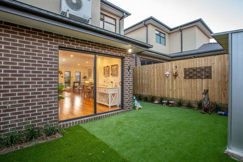 AUJOY 3 Bed Townhouse Burwood 3 - Goulburn Accommodation 6