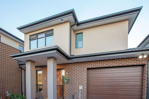 AUJOY 3 Bed Townhouse Burwood 3 - Goulburn Accommodation 3