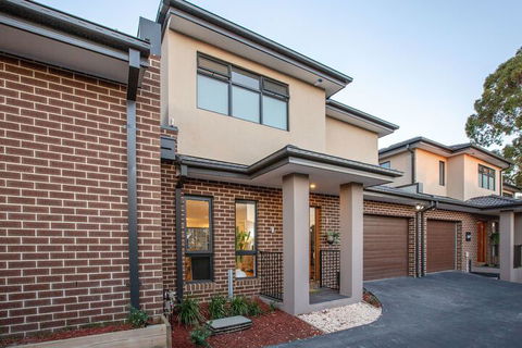 AUJOY 3 Bed Townhouse Burwood 3 - Goulburn Accommodation 7