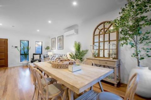AUJOY 3 Bed Townhouse Burwood 3 - Goulburn Accommodation 0