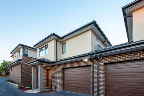 AUJOY 3 Bed Townhouse Burwood 3 - Goulburn Accommodation 5