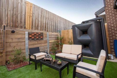 AUJOY 3 Bed Townhouse Burwood 3 - Goulburn Accommodation 2