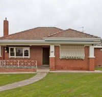 Red Brick Beauty - Central Cottage - Goulburn Accommodation