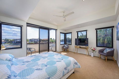 Gold Coast Stunning Waterfront Retreat By Hostrelax - Goulburn Accommodation 6