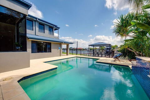 Gold Coast Stunning Waterfront Retreat By Hostrelax - Goulburn Accommodation 1
