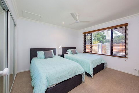Gold Coast Stunning Waterfront Retreat By Hostrelax - Goulburn Accommodation 3