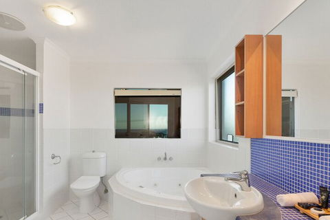 EXCLUSIVE OCEAN VIEW PENTHOUSE On MARINE PARADE - Goulburn Accommodation 5