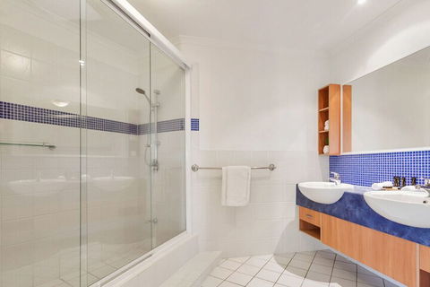 EXCLUSIVE OCEAN VIEW PENTHOUSE On MARINE PARADE - Goulburn Accommodation 1
