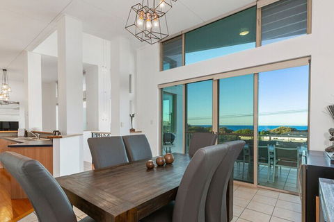EXCLUSIVE OCEAN VIEW PENTHOUSE On MARINE PARADE - Goulburn Accommodation 4