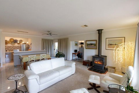 Angaston House - Goulburn Accommodation 4