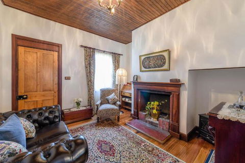 Sargeants & Armoury Cottages 1823 - Goulburn Accommodation 5