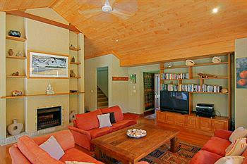 Abbies Beach House - Goulburn Accommodation 0