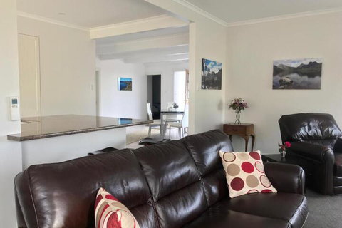 Seaside Retreat - Goulburn Accommodation 6