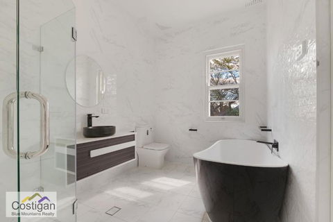 The Summit House - Goulburn Accommodation 5