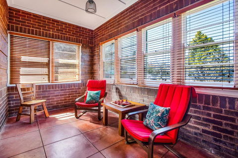 The Summit House - Goulburn Accommodation 1
