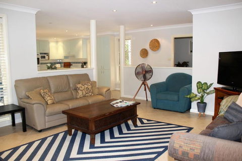FRANGIPANI BEACH HOUSE PET FRIENDLY 22 Belbourie Cres Boomerang Beach - Goulburn Accommodation 6