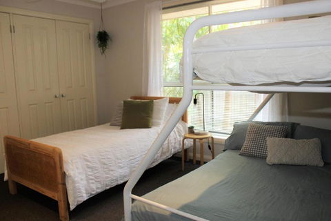 FRANGIPANI BEACH HOUSE PET FRIENDLY 22 Belbourie Cres Boomerang Beach - Goulburn Accommodation 1