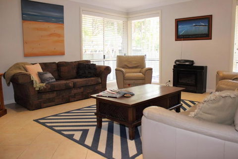 FRANGIPANI BEACH HOUSE PET FRIENDLY 22 Belbourie Cres Boomerang Beach - Goulburn Accommodation 4