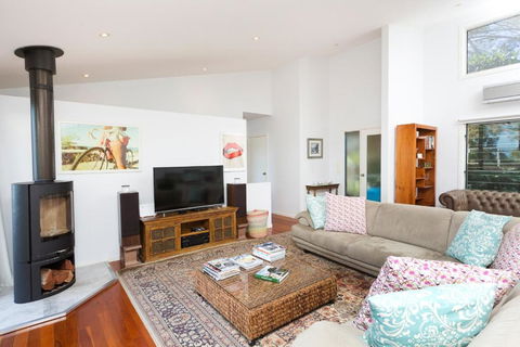 Booti Booti Lakehouse - Goulburn Accommodation 6