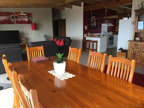 Panoramic Drive Holiday House - Goulburn Accommodation 5