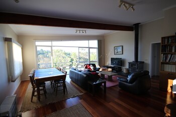 Fairways Close - Goulburn Accommodation 2