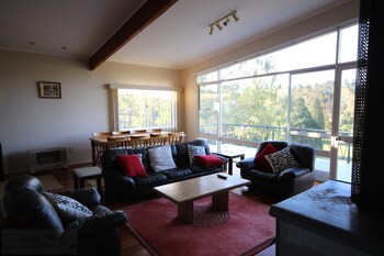 Fairways Close - Goulburn Accommodation 6
