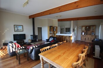 Fairways Close - Goulburn Accommodation 3