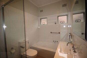 Fairways Close - Goulburn Accommodation 4