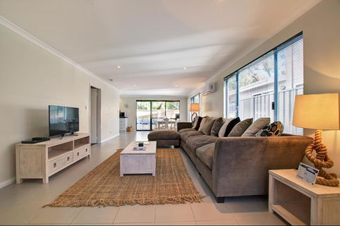 A Little Luxury In Town - Goulburn Accommodation 4