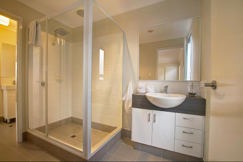 A Little Luxury In Town - Goulburn Accommodation 3