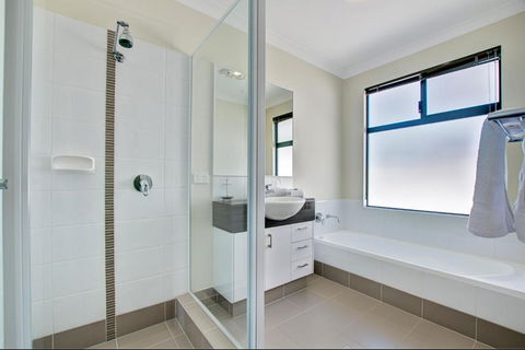 A Little Luxury In Town - Goulburn Accommodation 6