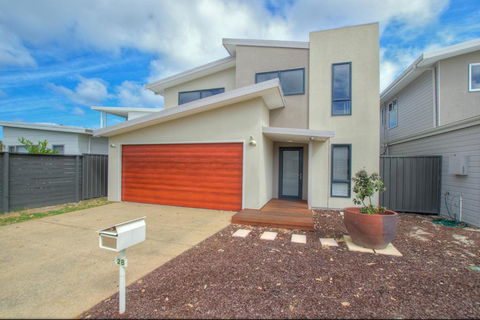 A Little Luxury In Town - Goulburn Accommodation 5