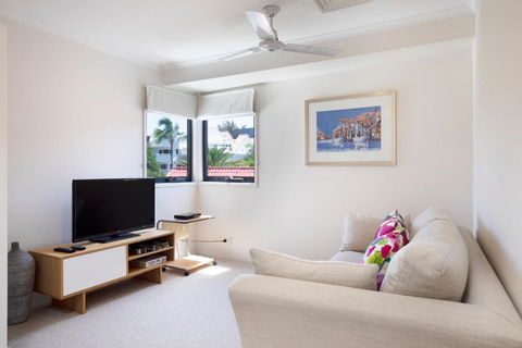 Wake Up To Ocean Views In Stylish Comfort - Goulburn Accommodation 3