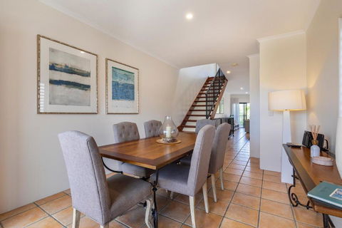 Wake Up To Ocean Views In Stylish Comfort - Goulburn Accommodation 2