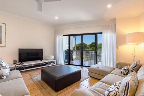 Wake Up To Ocean Views In Stylish Comfort - Goulburn Accommodation 5