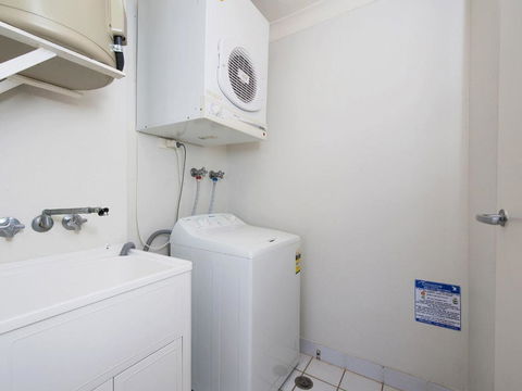 5 Casuarinas 33 Soldiers Point Road Superb Waterfront Unit - Goulburn Accommodation 2