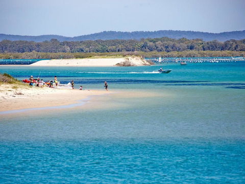 Champagne Court 1 With Water Views - Goulburn Accommodation 2